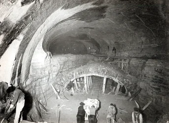 Costruzione del tunnel a Place de Roubaix per la stazione della metropolitana alla Gare du Nord, Linea 5, 7 maggio 1906
